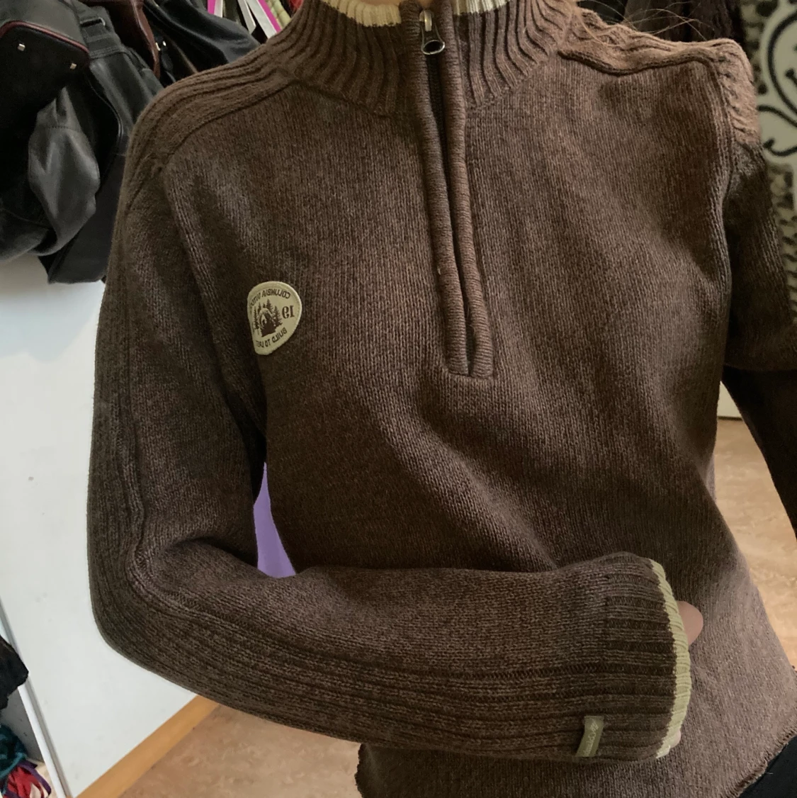 Brun piké med dragkedja