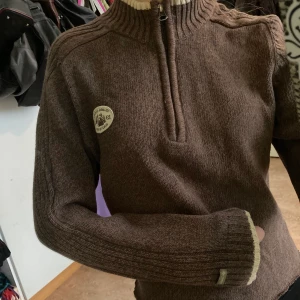 Brun piké med dragkedja - Fin avklippt brun piké med dragkedja!