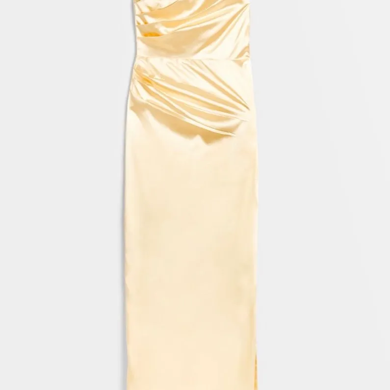 Jättefin balklänning från Nicole Falciani kollektionen, endast använd en gång. Bekväm. Silke material.  Har i både storlek 38 och 36. Klänningar.