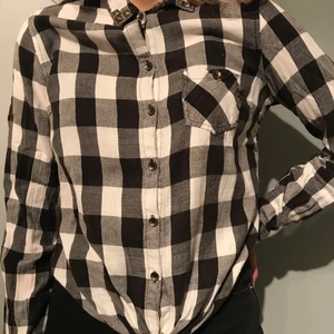 Svart/vit-rutig skjorta - Svart/vit-rutig skjorta, strl 34. Köpare står för frakt