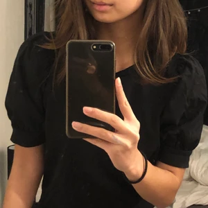 T-shirt med puffärmar  - Simpel vanlig snygg t-shirt med diskreta puffärmar 🤍🤍 