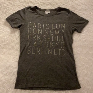 T-shirt från Gina tricot strl XS - Mörkgrå t-shirt från Gina tricot i storlek XS 🤍🤍 Denna t-shirt är i mycket fint skick och är oanvänd. Samfraktar gärna med andra plagg och betalning sker via Swish <33