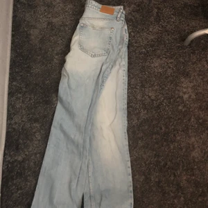 Mom jeans - Säljer dessa mom jeans från Gina tricot. Nypris 699kr. Dom finns kvar tills annonsen är markerad såld. 