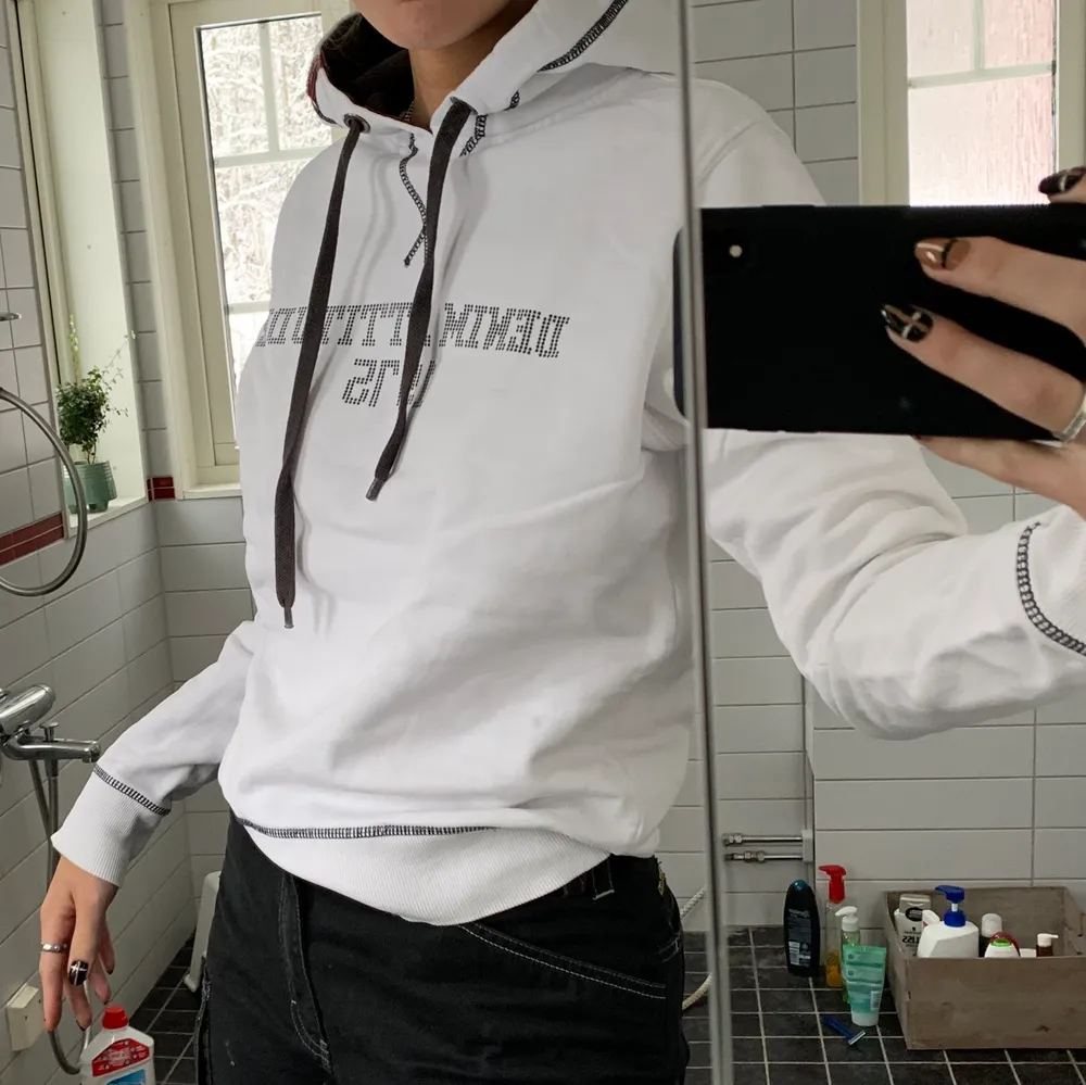 Vit och grå hoddie från Jack & Jones, tunnare hoodie men ändå varm! är i bra skick! frakt ingår ej i priset! Pris kan diskuteras!. Hoodies.