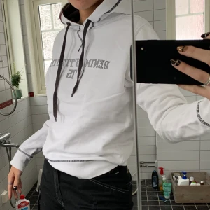 Jack & Jones Hoodie - Vit och grå hoddie från Jack & Jones, tunnare hoodie men ändå varm! är i bra skick! frakt ingår ej i priset! Pris kan diskuteras!