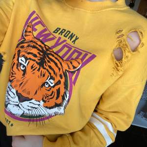 Snygg tröja från Gina Tricot! Senapsgul i färgen med slitningar, bara använd ett fåtal gånger. Köparen står för frakten💛