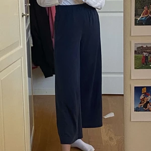 Monki troursers - Ett par så snygga och sköna byxor som är super poppis just nu! Man kan både klä ner och upp dem! Endast använda under en kort dans under en dansföreställning så typ helt nya! Pris kan diskuteras. Hör gärna av er<3