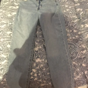 Denim jeans - Det här är ett par min jeans från hm jag har använt 1 gång tycker de inte sitter fint på mig och därför säljer jag de. Köpta för 400 och säljer för 200 ink frakt. Pris kan ändras