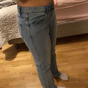 Ett par jeans från märket Isolde med söta detaljer på bakfickorna. Har mellanhög midja och stora i storlek.💕 