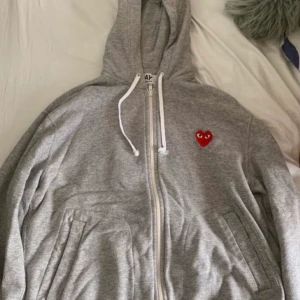 CDG hoodie - Säljer nu min CDG hoodie eftersom jag har vuxit ur den. Den är i bra skick då jag inte använt den så mycket. Lite mindre i storleken så passar både S/M