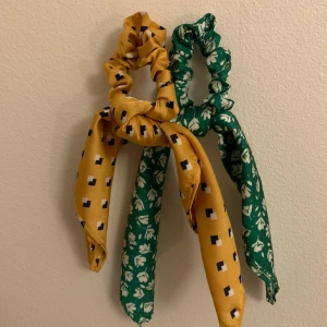 Tofsar - Två tofsar med mönster, köpta på hm. Använda 2-3 gånger så i väldigt fint skick. 25 per tofs eller 40kr för båda, gratis frakt. 