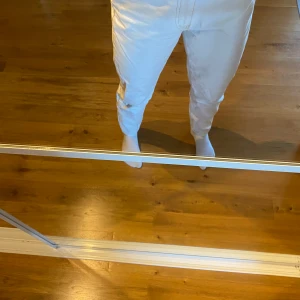 Jeans - Creamvita ”momjeans” med beiga/bruna konturer! Från Gina tricot men liknar de populära svarta från Eytys. Nypris 800kr och endast använda 3 gånger, nyskick