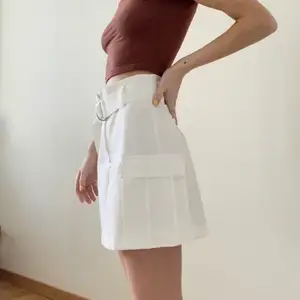 Så fin kjol från Gina Tricot i stl 34. Kolla gärna in mina andra annonser!🤍🐻☁️🤎