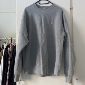 Assnyggt champion tröja!  - Köpte för 2 år sen på Urban Outfitters. Passform oversized. Använd 3 gånger, säljer pga kommer inte till användning längre :(
