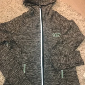 Tränings tröja - En fin träningströja, ser helt oanvänd ut. 