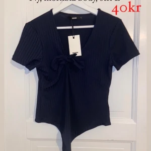 🤎ny body från bikbok  - Mörkblå, nu body från bikbok med prislappen kvar. Aldrig använd! 40kr + frakt🤎✨