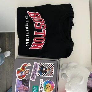”college” sweatshirt  - sweatshirt från shein, herravdelningen! storlek L, men sitter mer som en s skulle jag säga, därav säljer jag den:)) annars skitnöjd tryck 