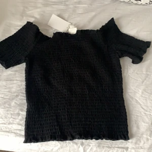 T-shirt from hm - Säljer min t-shorts från hm eftersom jag aldrig använt den och det känns så onödigt att slänga! Den är i strl m och kostar 30 kronor nypris 99 kr! ❤️😍🤪 skriv privat om några frågor eller om ni är intresserade! ❤️