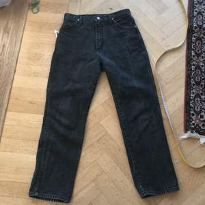 Svarta vintage jeans från wrangler, köpta på beyond retro i somras och säljs då dem blivit för små. Kan skicka fler bilder om det behovs och mått finns på sista bilden 