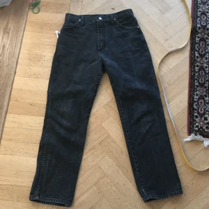 Svarta vintage wrangler jeans - Svarta vintage jeans från wrangler, köpta på beyond retro i somras och säljs då dem blivit för små. Kan skicka fler bilder om det behovs och mått finns på sista bilden 