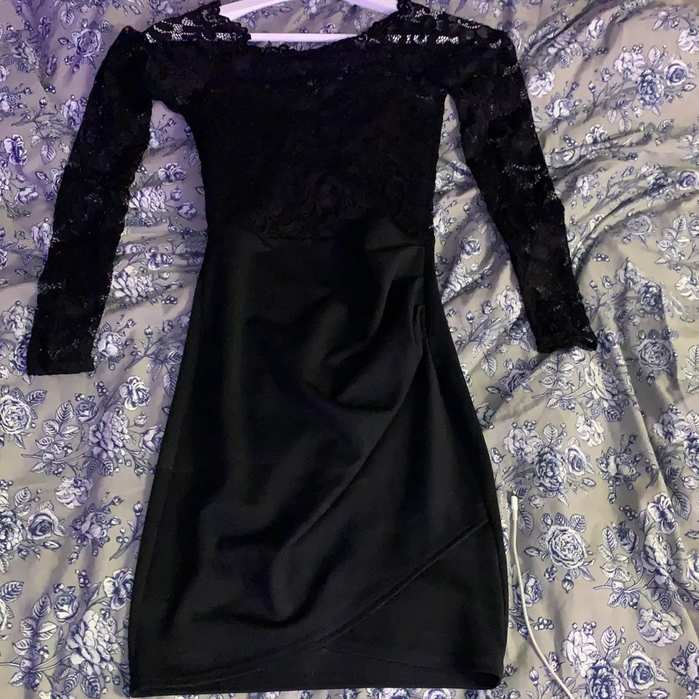 Super snygg klänning från Nelly (Märke :NLY ONE)  , i storlek XS. Använd 1 gång så klänning är precis som ny. pris: 65kr + Frakt ☁️   skriv i kommentarerna eller privat till mig vid intresse. Klänningar.