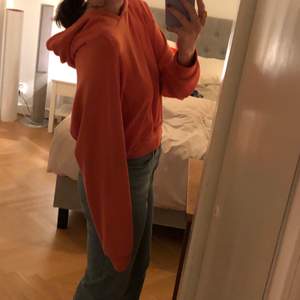 Super skön aprikos färgad hoodie, använd 1 gång. Storlek S. Frakt tillkommer