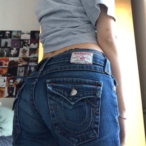 True religion jeans - Jättefina true religion jeans jag säljer då de inte riktigt kommer till användning. De är i väldigt bra skick förutom att förra ägaren gjort som slits där nere på insidan av byxbenen. Det är inte något jag har stört mig på men skickar gärna närmare bilder om du skriver privat!🌟🌟🌟🌟🌟🌟🌟🌟🌟🌟 BUDGIVNING I KOMMENTARERNA. Höj med minst 10kr över högsta bud. Budgivning avslutas onsdag kl. 20.00! Bud är bindande så buda endast om du vill/kan köpa för det priset❤️ 