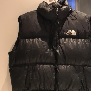 The north face väst  - En jätte skön och fin väst som knappt är använd. Sitter jätte bra på mig som igentligen är en S. Säljer på grund av att den inte används. Skriv till mig om ni är intresserade.🤩