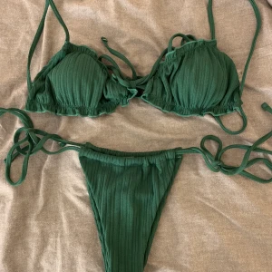 Grön bikini - Grön bikini från Shein, aldrig använd! Väldigt fin färg och passform✨ Köparen står för frakten 💕 Skulle säga att den passar XS-M, eftersom den har snören så de går att  juster den. Om de är flera intresserade så kan ni buda i kommenterna, imorgon kväll avslutas de💕