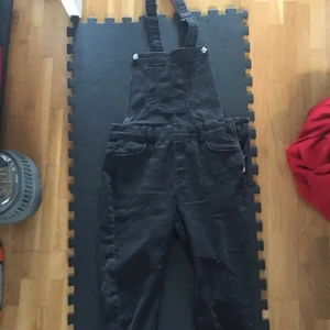 svarta hängselbyxor  - Hängselbyxor från H&M i perfekt skick, passar unisex och längden 175cm, beroende på hur man vill att de sitter. Står storlek 46 men skulle säga att de passar 40+. 300kr men går att diskutera vid snabb affär!!!