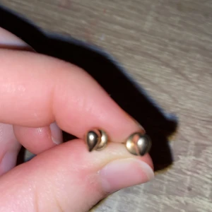 Örhängen  - Dom är guld. Ägg form kan man säga. + Frakt 🚚 