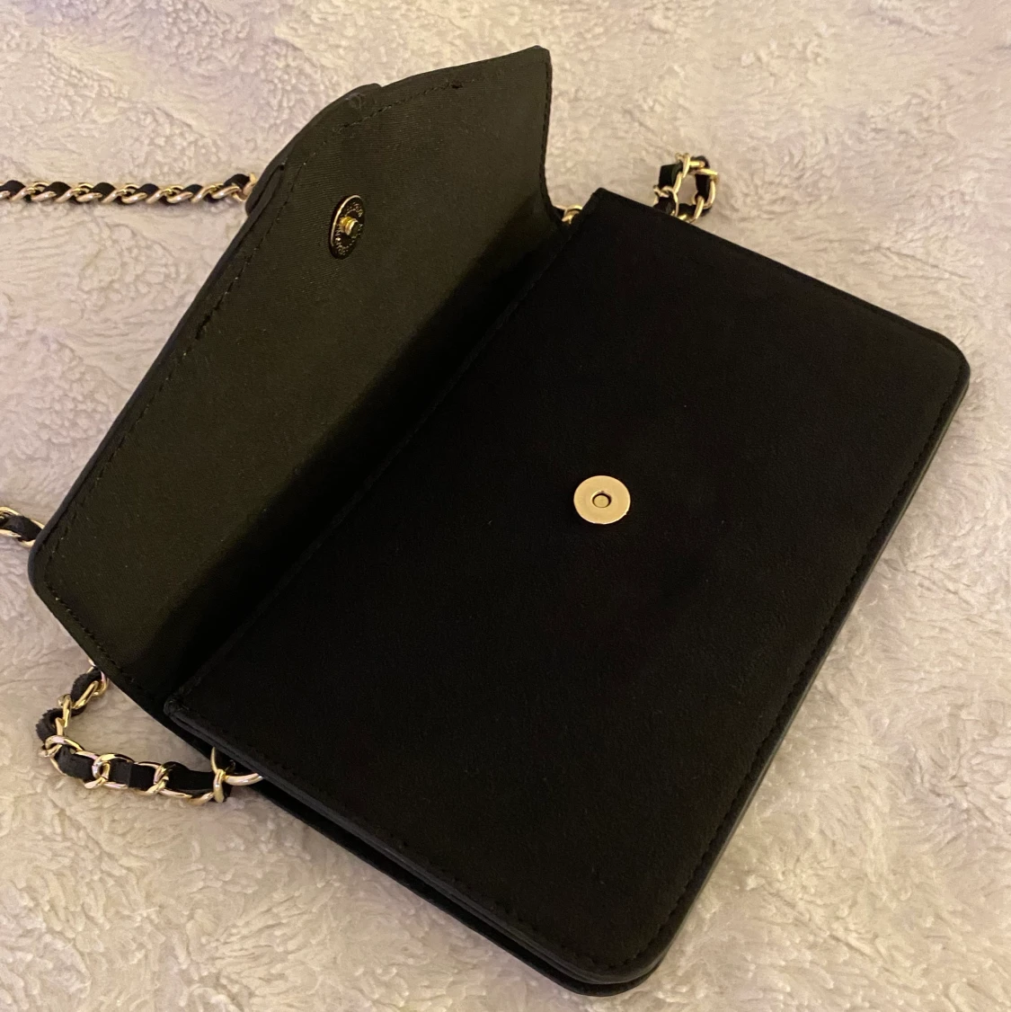 Väska med guldiga detaljer - 90