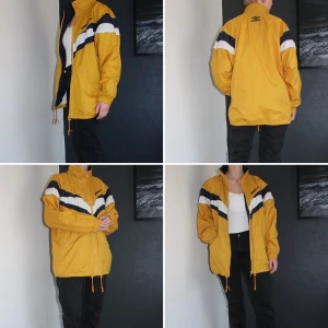 Retro Umbrojacka - Retro snygg Umbrojacka. Modellen är 172 cm