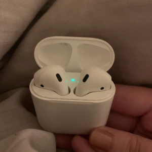 airpods - Säljer mina airpods som är ca 1 år gamla och i hyfsat bra skick☺️ Skicka bud privat💕 💕 