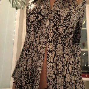 Fin mönstrad skjorta - En jätte söt skjorta använd en gång med utvidgande ärmar och knäppbar. Jätte fin💕