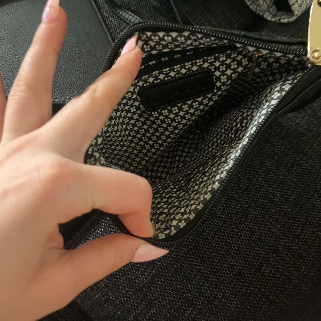 Svart väska  - 91