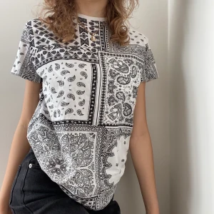 Häftig tshirt i strlk S! - 🤍🤍🤍Jättehäftig tshirt i skönt material! Vet inte märket. Köpare står för frakt!