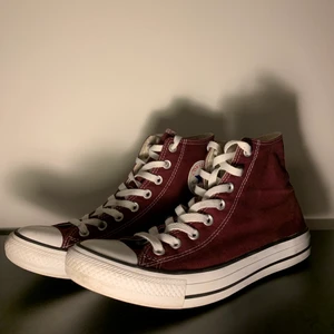 Converce skor - Säljer ett par converce i rödvin färg. Inte andvänt de mycket alls. Mer bilder finns det är bara o fråga:) säljer de för 250kr🥰 storleken på skorna är 42 och köparen står för frakten💕💕💕