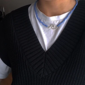 Halsband  - Egengjorda av mig🌊 kontakta vid frågor eller intresse! 89kr, frakt ingår i priset💙💙 1 sålt, finns som beställningsvara