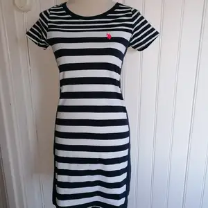 Gammal randig klänning från Ralph Lauren som är för liten:(. Nypris: 699. Pris kan diskuteras ! 