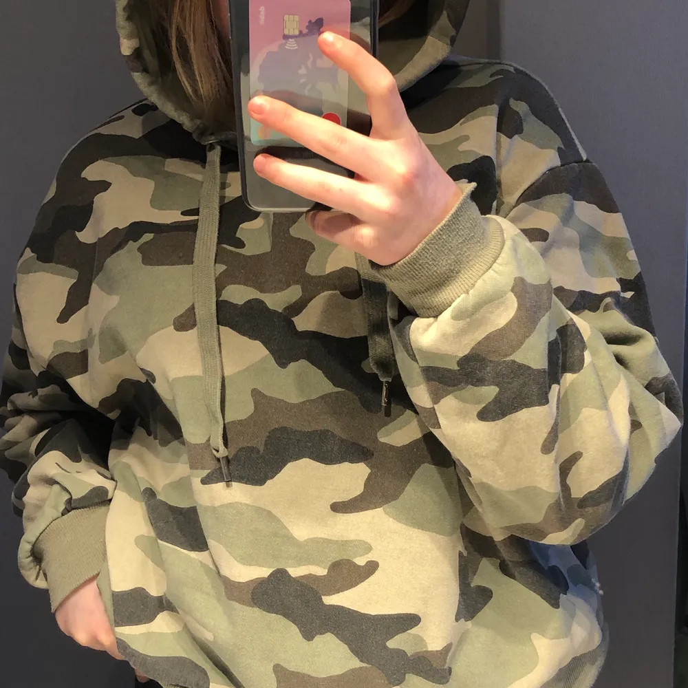 Militär mönstrad hoodie i fint skick, passar mindre storlekar och inte jättestor i storleken. Köparen står för frakt.. Hoodies.