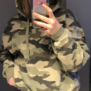 Militär mönstrad hoodie i fint skick, passar mindre storlekar och inte jättestor i storleken. Köparen står för frakt.