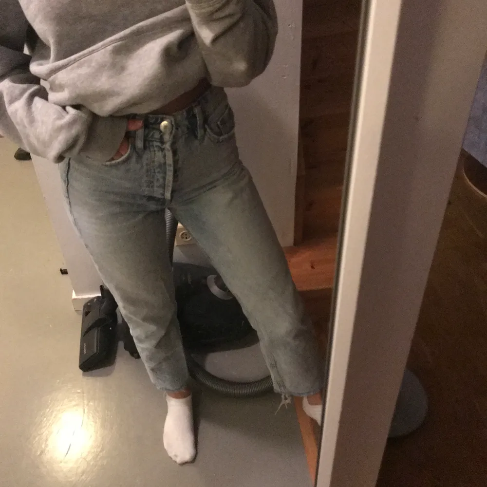 Jeansen är i bra skick och sitter jätte bra över rumpan och i midjan. Dom är jätte sköna men kommer aldrig till användning längre. Hör av er för fler bilder 💕 . Jeans & Byxor.