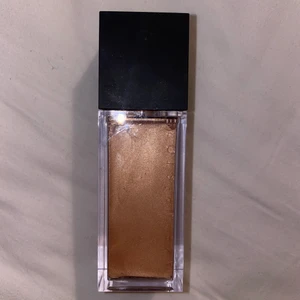 Säljer denna Highlighter från make up store  - Säljer denna Highlighter från make up store, det är färgen strobe glow. Den är bara testad, finns jätte mycket kvar. Nypris ligger runt 325kr. Pris går att diskuteras. Undrar man över något så är det bara att kontakta mig.