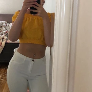 Topp - 💛En söt croppad off shoulder topp/blus i storlek XS. Den är endast använd en gång.                                                   📦Köparen står för frakten.