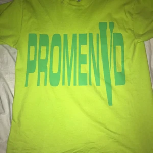 Asap Rocky ”PromenVd” T-shirt - Köpt på spelingen i december 2019. Säljer den då den inte använts så mycket alls. Storlek S men eftersom den är oversized så passar den även M. Bara att höra av sig om man undrar något, vid snabb affär kan jag tänka mig att gå ner lite i pris!