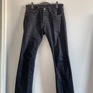 Säljer nu mina svarta Levi’s jeans. De är i bra skicka och tuvär för små för mig själv. Det är modell 501 31/32