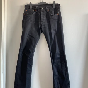 Levi’s jeans - Säljer nu mina svarta Levi’s jeans. De är i bra skicka och tuvär för små för mig själv. Det är modell 501 31/32