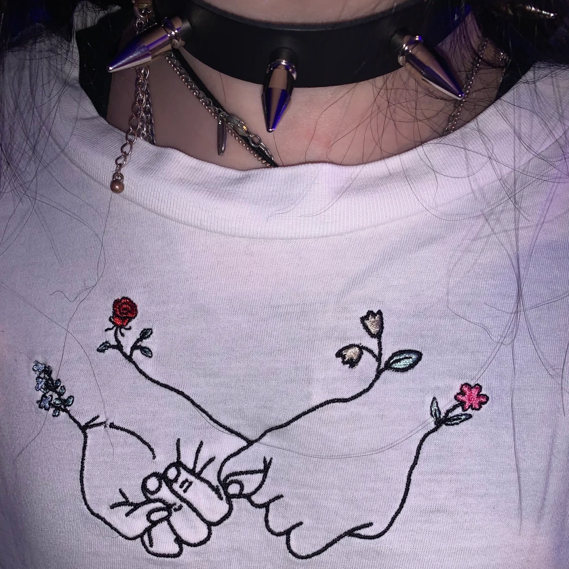 Vit t-shirt med broderat tryck:) - 91