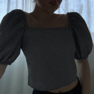 Blus - Svart och vit rutig blus från & Other Stories i strl 38💖Använd fåtal gånger!💕Köparen står för frakten💞